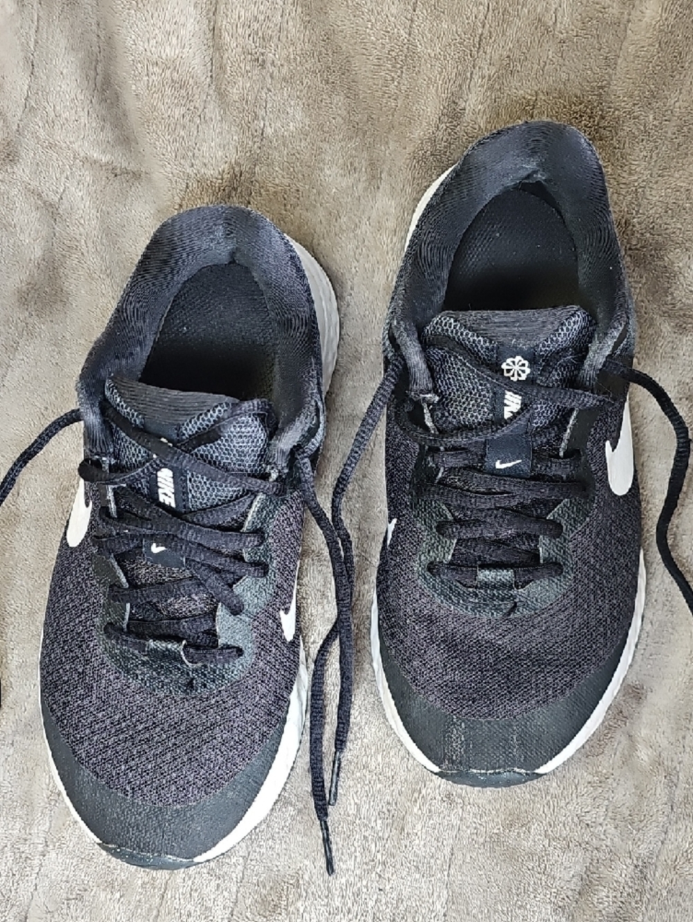 Nike Black and White Running Shoes Size 4Y Youth Kids F19 - Picture 3 of 12